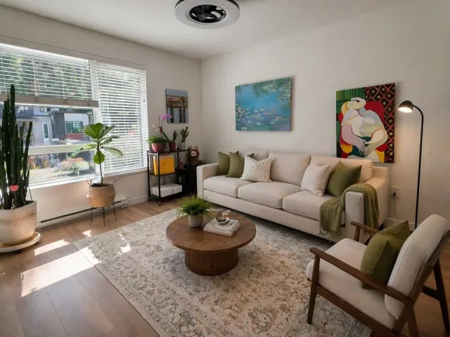 Picturesque 1 Bed & Den Apartment - 1 minute walk from train!
